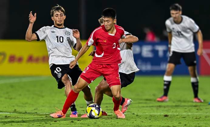 Germany v Korea DPR : Group G - FIFA U-17 World Cup Qatar 2025 Eba Bekir Is of Germany and Il Bok Han of Korea DPR in action during the FIFA U-17 World Cup Qatar 2025 Group G match between Germany and Korea DPR in Doha, Qatar, on November 7, 2025. DOHA Qatar Copyright: xNOUSHADxTHEKKAYILx