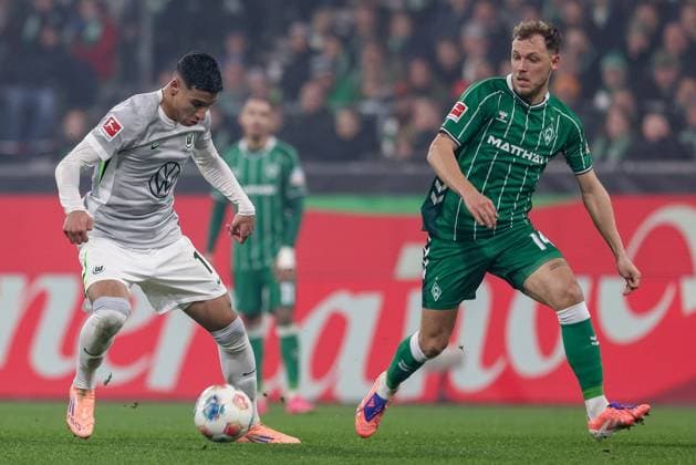 from left Adam Daghim VfL Wolfsburg, 11 and Senne Lynen SV Werder Bremen, 14 in a duel, dynamic, action, action, game scene, THE DFL GUIDELINES PROHIBIT ANY USE OF PHOTOGRAPHS AS IMAGE SEQUENCES AND OR QUASI VIDEO DFL REGULATIONS PROHIBIT ANY USE OF PHOTOGRAPHS AS IMAGE SEQUENCES AND OR QUASI VIDEO , 07 11 2025, Bremen Germany , Football, Bundesliga, SV Werder Bremen VfL Wolfsburg xobx