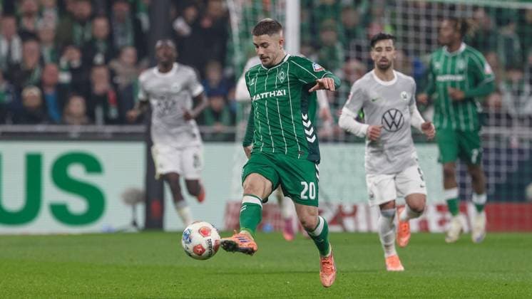 Romano Schmid SV Werder Bremen, 20 on the ball, single image, full body, action, action, match scene, THE DFL GUIDELINES PROHIBIT ANY USE OF PHOTOGRAPHS AS IMAGE SEQUENCES AND OR QUASI VIDEO DFL REGULATIONS PROHIBIT ANY USE OF PHOTOGRAPHS AS IMAGE SEQUENCES AND OR QUASI VIDEO , 07 11 2025, Bremen Germany , Football, Bundesliga, SV Werder Bremen VfL Wolfsburg xobx