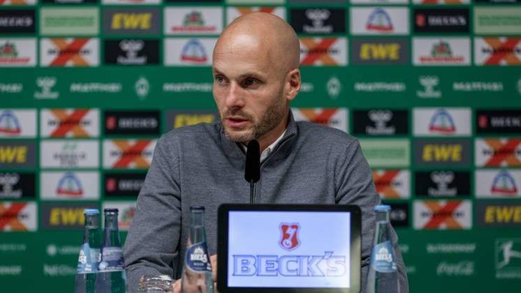 Paul Simonis coach, VfL Wolfsburg during the press conference, portrait, close-up, single photo, single image, THE DFL GUIDELINES PROHIBIT ANY USE OF PHOTOGRAPHS AS IMAGE SEQUENCES AND OR QUASI VIDEO DFL REGULATIONS PROHIBIT ANY USE OF PHOTOGRAPHS AS IMAGE SEQUENCES AND OR QUASI VIDEO , 07 11 2025, Bremen Germany , Football, Bundesliga, SV Werder Bremen VfL Wolfsburg xobx