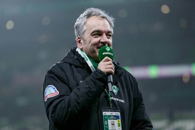 Arnd Zeigler stadium announcer, SV Werder Bremen speaks into a microphone, portrait, close-up, single photo, single image, THE DFL GUIDELINES PROHIBIT ANY USE OF PHOTOGRAPHS AS IMAGE SEQUENCES AND OR QUASI VIDEO DFL REGULATIONS PROHIBIT ANY USE OF PHOTOGRAPHS AS IMAGE SEQUENCES AND OR QUASI VIDEO , 07 11 2025, Bremen Germany , Football, Bundesliga, SV Werder Bremen VfL Wolfsburg xobx