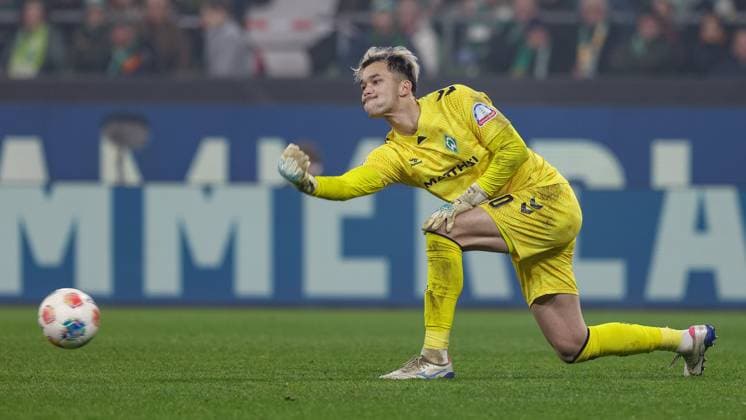 Mio Backhaus Goalkeeper, Goalkeeper, SV Werder Bremen, 30 on the ball, cropped image, single image, full body, action, action, game scene, THE DFL GUIDELINES PROHIBIT ANY USE OF PHOTOGRAPHS AS IMAGE SEQUENCES AND OR QUASI VIDEO DFL REGULATIONS PROHIBIT ANY USE OF PHOTOGRAPHS AS IMAGE SEQUENCES AND OR QUASI VIDEO , 07 11 2025, Bremen Germany , Football, Bundesliga, SV Werder Bremen VfL Wolfsburg xobx