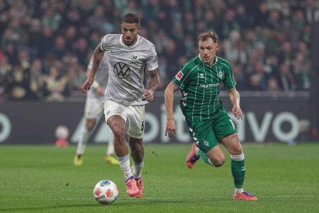 from left Vinicius Souza VfL Wolfsburg, 5 and Senne Lynen SV Werder Bremen, 14 in running duel, duel, dynamic, action, action scene, THE DFL GUIDELINES PROHIBIT ANY USE OF PHOTOGRAPHS AS IMAGE SEQUENCES AND OR QUASI VIDEO DFL REGULATIONS PROHIBIT ANY USE OF PHOTOGRAPHS AS IMAGE SEQUENCES AND OR QUASI VIDEO , 07 11 2025, Bremen Germany , Football, Bundesliga, SV Werder Bremen VfL Wolfsburg xobx