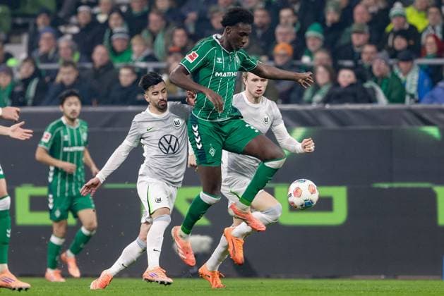 from left Mohammed Amoura VfL Wolfsburg, 9 and Karim Coulibaly SV Werder Bremen, 31 in a duel, dynamic, action, action, game scene, THE DFL GUIDELINES PROHIBIT ANY USE OF PHOTOGRAPHS AS IMAGE SEQUENCES AND OR QUASI VIDEO DFL REGULATIONS PROHIBIT ANY USE OF PHOTOGRAPHS AS IMAGE SEQUENCES AND OR QUASI VIDEO , 07 11 2025, Bremen Germany , Football, Bundesliga, SV Werder Bremen VfL Wolfsburg xobx