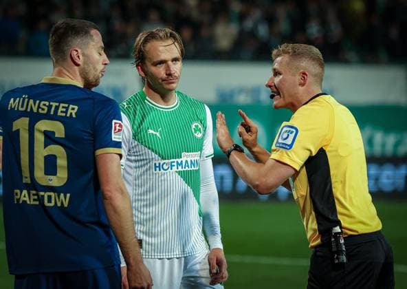 Referee Timo Gansloweit, right, admonishes Torge Paetow 16 SC Preussen Muenster 06 and Mathias Olesen 8 Spvgg Greuther Fuerth , SpVgg Greuther Fuerth vs SC Preussen Muenster, Football, Men, DFL, 2 Bundesliga, Season 2025 2026, Sportpark Ronhof Thomas Sommer, Matchday 12, 07 11 2025 Fuerth Bayern Germany Copyright: xkolbert-press MartinxAgüerax
