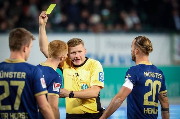 Referee Timo Gansloweit explains to Mikkel Kirkeskov 2 SC Preussen Muenster 06 why he gets the yellow card, SpVgg Greuther Fuerth vs SC Preussen Muenster, Football, Men, DFL, 2 Bundesliga, Season 2025 2026, Sportpark Ronhof Thomas Sommer, Matchday 12, 07 11 2025 Fuerth Bayern Germany Copyright: xkolbert-press MartinxAgüerax