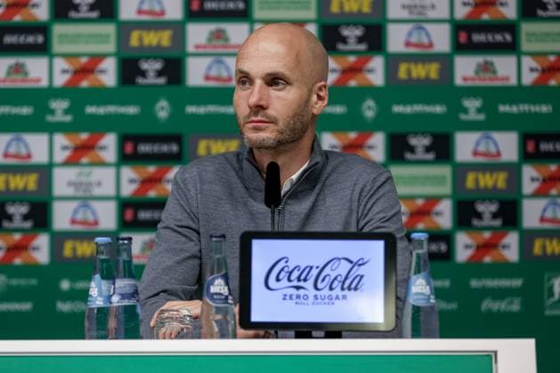 Paul Simonis coach, VfL Wolfsburg during the press conference, portrait, close-up, single photo, single image, THE DFL GUIDELINES PROHIBIT ANY USE OF PHOTOGRAPHS AS IMAGE SEQUENCES AND OR QUASI VIDEO DFL REGULATIONS PROHIBIT ANY USE OF PHOTOGRAPHS AS IMAGE SEQUENCES AND OR QUASI VIDEO , 07 11 2025, Bremen Germany , Football, Bundesliga, SV Werder Bremen VfL Wolfsburg xobx
