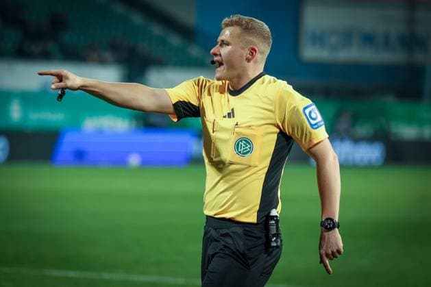 Referee Referee Timo Gansloweit gestures, SpVgg Greuther Fuerth vs SC Preussen Muenster, Football, Men, DFL, 2 Bundesliga, Season 2025 2026, Sportpark Ronhof Thomas Sommer, Matchday 12, 07 11 2025 Fuerth Bavaria Germany Copyright: xkolbert-press MartinxAgüerax
