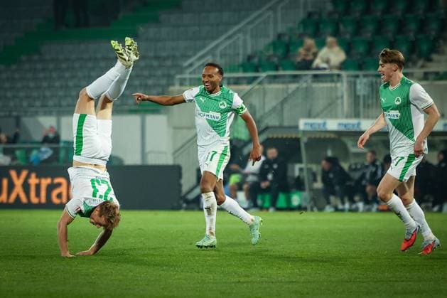 Jannik Dehm 23 Spvgg Greuther Fuerth with overlapping, acrobatic celebration, after his goal for 1 0, with Julian Green 37 Spvgg Greuther Fuerth and Luca Itter 27 Spvgg Greuther Fuerth , SpVgg Greuther Fuerth vs SC Preussen Muenster, Football, Men, DFL, 2 Bundesliga, Season 2025 2026, Sportpark Ronhof Thomas Sommer, Matchday 12, 07 11 2025 Fuerth Bayern Germany Copyright: xkolbert-press MartinxAgüerax