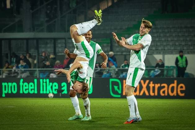 Jannik Dehm 23 Spvgg Greuther Fuerth with overlapping, acrobatic celebration, after his goal for 1 0, with Julian Green 37 Spvgg Greuther Fuerth and Luca Itter 27 Spvgg Greuther Fuerth , SpVgg Greuther Fuerth vs SC Preussen Muenster, Football, Men, DFL, 2 Bundesliga, Season 2025 2026, Sportpark Ronhof Thomas Sommer, Matchday 12, 07 11 2025 Fuerth Bayern Germany Copyright: xkolbert-press MartinxAgüerax