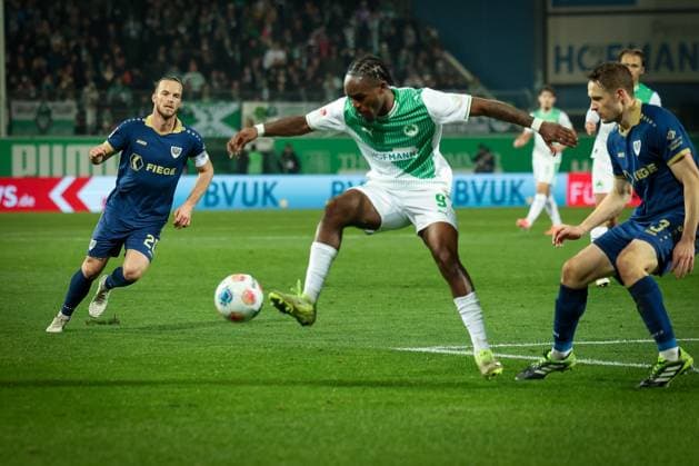 Noel Futkeu 9 Spvgg Greuther Fuerth in action against Paul Jaeckel 3 SC Preussen Muenster 06 , right, SpVgg Greuther Fuerth vs SC Preussen Muenster, Football, Men, DFL, 2 Bundesliga, Season 2025 2026, Sportpark Ronhof Thomas Sommer, Matchday 12, 07 11 2025 Fuerth Bayern Germany Copyright: xkolbert-press MartinxAgüerax