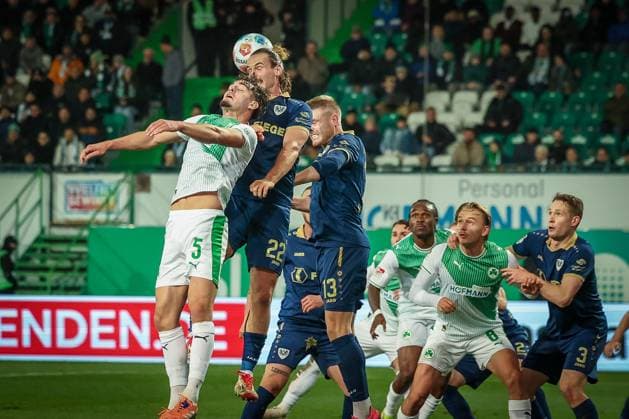 Header duel between Reno Muenz 5 Spvgg Greuther Fuerth and Jannis Heuer 22 SC Preussen Muenster 06 , with Lars Lokotsch 13 SC Preussen Muenster 06 , SpVgg Greuther Fuerth vs SC Preussen Muenster, Football, Men, DFL, 2 Bundesliga, Season 2025 2026, Sportpark Ronhof Thomas Sommer, Matchday 12, 07 11 2025 Fuerth Bayern Germany Copyright: xkolbert-press MartinxAgüerax