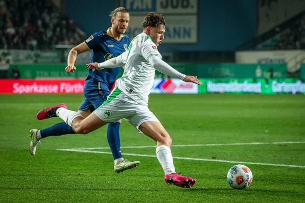 Lukas Reich 2 Spvgg Greuther Fuerth in action, behind him Jorrit Hendrix 20 SC Preussen Muenster 06 , SpVgg Greuther Fuerth vs SC Preussen Muenster, Football, Men, DFL, 2 Bundesliga, Season 2025 2026, Sportpark Ronhof Thomas Sommer, Matchday 12, 07 11 2025 Fuerth Bayern Germany Copyright: xkolbert-press MartinxAgüerax