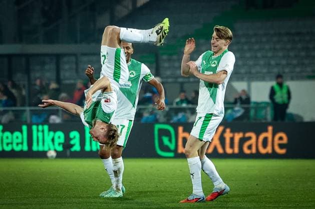 Jannik Dehm 23 Spvgg Greuther Fuerth with overlapping, acrobatic celebration, after his goal for 1 0, with Julian Green 37 Spvgg Greuther Fuerth and Luca Itter 27 Spvgg Greuther Fuerth , SpVgg Greuther Fuerth vs SC Preussen Muenster, Football, Men, DFL, 2 Bundesliga, Season 2025 2026, Sportpark Ronhof Thomas Sommer, Matchday 12, 07 11 2025 Fuerth Bayern Germany Copyright: xkolbert-press MartinxAgüerax