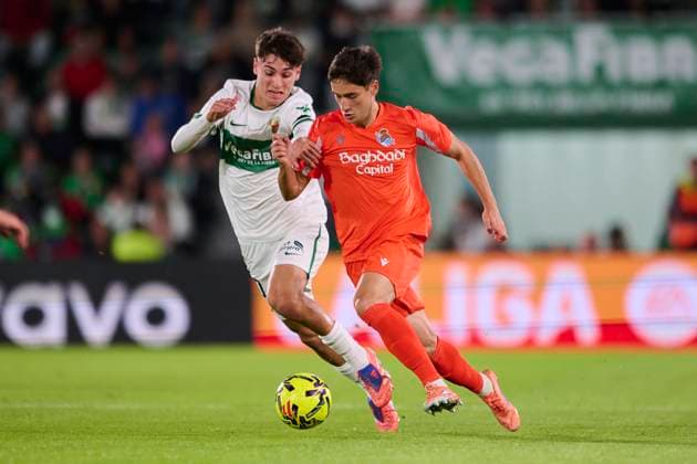 Elche CF v Real Sociedad- LaLiga EA Sports ELCHE, SPAIN - NOVEMBER 7: Rodrigo Mendoza of Elche CF competes for the ball with Jon Gorrotxategi of Real Sociedad during to the LaLiga EA Sports match between Elche CF and Real Sociedad at Manuel Martinez Valero stadium on November 7, 2025 in Elche, Spain. (Photo by Francisco Macia Photo Players Images Magara Press) Elche Estadio Martinez Valero Spain Copyright: xFranciscoxMaciax