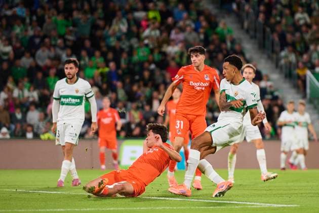 Elche CF v Real Sociedad- LaLiga EA Sports ELCHE, SPAIN - NOVEMBER 7: Alvaro Rodriguez of Elche CF shooting to goal during to the LaLiga EA Sports match between Elche CF and Real Sociedad at Manuel Martinez Valero stadium on November 7, 2025 in Elche, Spain. (Photo by Francisco Macia Photo Players Images Magara Press) Elche Estadio Martinez Valero Spain Copyright: xFranciscoxMaciax