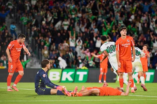 Elche CF v Real Sociedad- LaLiga EA Sports ELCHE, SPAIN - NOVEMBER 7: Alvaro Rodriguez of Elche CF celebrates after scoring his team s first goal during to the LaLiga EA Sports match between Elche CF and Real Sociedad at Manuel Martinez Valero stadium on November 7, 2025 in Elche, Spain. (Photo by Francisco Macia Photo Players Images Magara Press) Elche Estadio Martinez Valero Spain Copyright: xFranciscoxMaciax