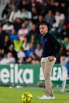 Elche CF v Real Sociedad- LaLiga EA Sports ELCHE, SPAIN - NOVEMBER 7: Sergio Francisco, Head Coach of Real Sociedad looks on during to the LaLiga EA Sports match between Elche CF and Real Sociedad at Manuel Martinez Valero stadium on November 7, 2025 in Elche, Spain. (Photo by Francisco Macia Photo Players Images Magara Press) Elche Estadio Martinez Valero Spain Copyright: xFranciscoxMaciax