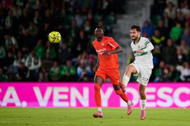 Elche CF v Real Sociedad- LaLiga EA Sports ELCHE, SPAIN - NOVEMBER 7: Victor Chust of Elche CF competes for the ball with Umar Sadiq of Real Sociedad during to the LaLiga EA Sports match between Elche CF and Real Sociedad at Manuel Martinez Valero stadium on November 7, 2025 in Elche, Spain. (Photo by Francisco Macia Photo Players Images Magara Press) Elche Estadio Martinez Valero Spain Copyright: xFranciscoxMaciax