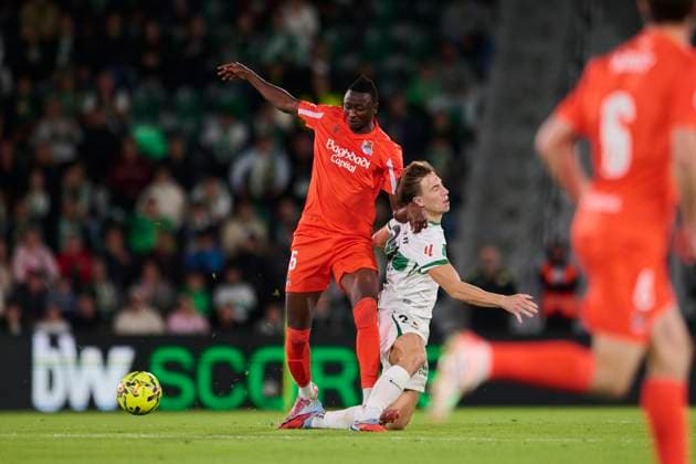 Elche CF v Real Sociedad- LaLiga EA Sports ELCHE, SPAIN - NOVEMBER 7: Umar Sadiq of Real Sociedad competes for the ball with David Affengruber of Elche CF during to the LaLiga EA Sports match between Elche CF and Real Sociedad at Manuel Martinez Valero stadium on November 7, 2025 in Elche, Spain. (Photo by Francisco Macia Photo Players Images Magara Press) Elche Estadio Martinez Valero Spain Copyright: xFranciscoxMaciax