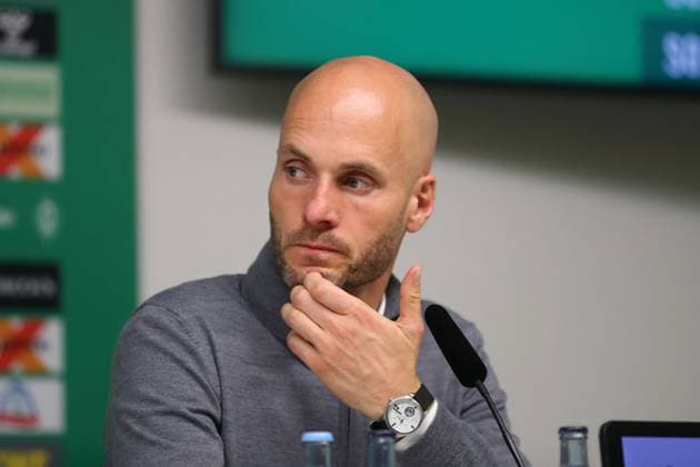Bremen vs VfL, 1 BL Bremen, 07 11 2025, FOOTBALL SV Werder Bremen vs VfL Wolfsburg, 1 BL, Season 2025 26 Head coach Paul Simonis VfL Wolfsburg during the press conference Bremen