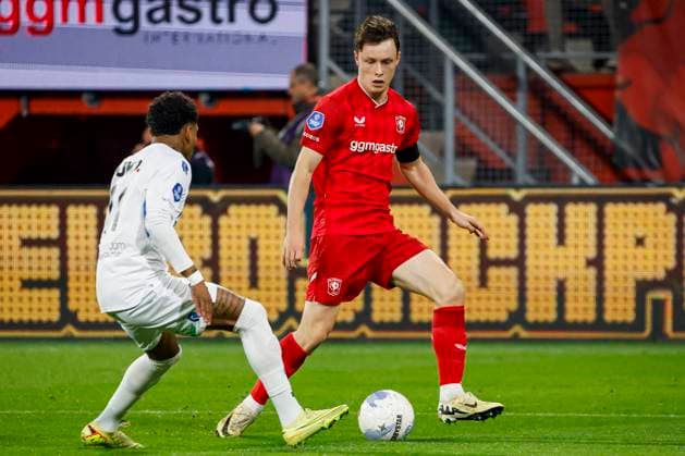 Sondre Orjasaeter of FC Twente dribbles with the ball under pressure from Tyrese Noslin of Telstar FC Twente v SC Telstar, Eredivisie, FC Twente 65 v Telstar 1963, De Grolsch Veste Stadium, November 7, 2025, Enschede, Netherlands.