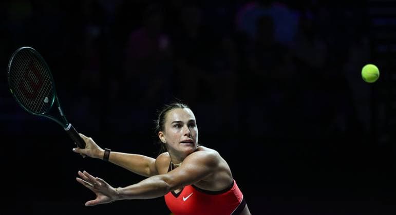 WTA, Tennis Damen Finals 2025 - Day Seven RIYADH, SAUDI ARABIA NOVEMBER 7: Aryna Sabalenka plays against Amanda Anisimova of the United States during their semifinal match on Day 7 of the 2025 WTA Finals, part of the Hologic WTA Tour, at King Saud University Indoor Arena in Riyadh, Saudi Arabia, on November 7, 2025. Riyadh Saudi Arabia  Copyright: xSTRx originalFilename:str-wtafinal251107_np5nX.jpg