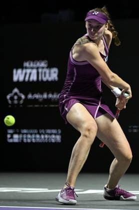 WTA, Tennis Damen Finals 2025 - Day Seven RIYADH, SAUDI ARABIA NOVEMBER 7: Elena Rybakina of Kazakhstan plays against Jessica Pegula of the United States during their semifinal match on Day 7 of the 2025 WTA Finals, part of the Hologic WTA Tour, at King Saud University Indoor Arena in Riyadh, Saudi Arabia, on November 7, 2025. Riyadh Saudi Arabia  Copyright: xSTRx originalFilename:str-wtafinal251107_npCQr.jpg