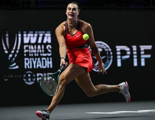 WTA, Tennis Damen Finals 2025 - Day Seven RIYADH, SAUDI ARABIA NOVEMBER 7: Aryna Sabalenka plays against Amanda Anisimova of the United States during their semifinal match on Day 7 of the 2025 WTA Finals, part of the Hologic WTA Tour, at King Saud University Indoor Arena in Riyadh, Saudi Arabia, on November 7, 2025. Riyadh Saudi Arabia  Copyright: xSTRx originalFilename:str-wtafinal251107_npsgg.jpg