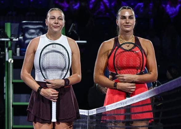 WTA, Tennis Damen Finals 2025 - Day Seven RIYADH, SAUDI ARABIA NOVEMBER 7: Aryna Sabalenka (R) and Amanda Anisimova (L) of the United States pose for a photo before their semifinal match on Day 7 of the 2025 WTA Finals, part of the Hologic WTA Tour, at King Saud University Indoor Arena in Riyadh, Saudi Arabia, on November 7, 2025. Riyadh Saudi Arabia  Copyright: xSTRx originalFilename:str-wtafinal251107_npUK9.jpg