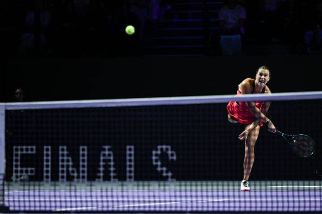 WTA, Tennis Damen Finals 2025 - Day Seven RIYADH, SAUDI ARABIA NOVEMBER 7: Aryna Sabalenka plays against Amanda Anisimova of the United States during their semifinal match on Day 7 of the 2025 WTA Finals, part of the Hologic WTA Tour, at King Saud University Indoor Arena in Riyadh, Saudi Arabia, on November 7, 2025. Riyadh Saudi Arabia  Copyright: xSTRx originalFilename:str-wtafinal251107_np1bz.jpg