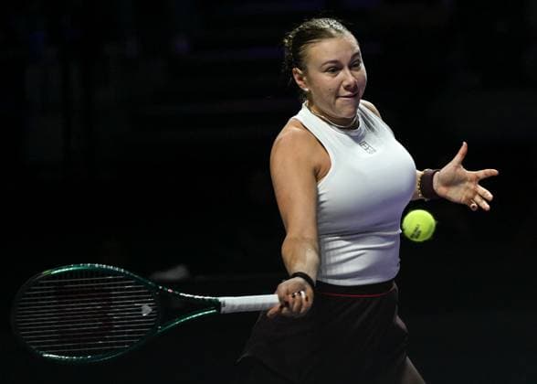 WTA, Tennis Damen Finals 2025 - Day Seven RIYADH, SAUDI ARABIA NOVEMBER 7: Amanda Anisimova of the United States plays against Aryna Sabalenka during their semifinal match on Day 7 of the 2025 WTA Finals, part of the Hologic WTA Tour, at King Saud University Indoor Arena in Riyadh, Saudi Arabia, on November 7, 2025. Riyadh Saudi Arabia  Copyright: xSTRx originalFilename:str-wtafinal251107_np5GQ.jpg