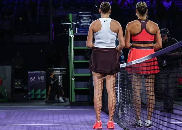 WTA, Tennis Damen Finals 2025 - Day Seven RIYADH, SAUDI ARABIA NOVEMBER 7: Aryna Sabalenka (R) and Amanda Anisimova (L) of the United States pose for a photo before their semifinal match on Day 7 of the 2025 WTA Finals, part of the Hologic WTA Tour, at King Saud University Indoor Arena in Riyadh, Saudi Arabia, on November 7, 2025. Riyadh Saudi Arabia  Copyright: xSTRx originalFilename:str-wtafinal251107_np61V.jpg