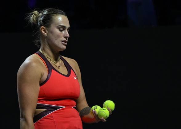 WTA, Tennis Damen Finals 2025 - Day Seven RIYADH, SAUDI ARABIA NOVEMBER 7: Aryna Sabalenka plays against Amanda Anisimova of the United States during their semifinal match on Day 7 of the 2025 WTA Finals, part of the Hologic WTA Tour, at King Saud University Indoor Arena in Riyadh, Saudi Arabia, on November 7, 2025. Riyadh Saudi Arabia  Copyright: xSTRx originalFilename:str-wtafinal251107_npEaX.jpg