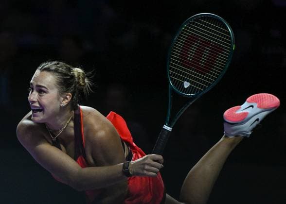 WTA, Tennis Damen Finals 2025 - Day Seven RIYADH, SAUDI ARABIA NOVEMBER 7: Aryna Sabalenka plays against Amanda Anisimova of the United States during their semifinal match on Day 7 of the 2025 WTA Finals, part of the Hologic WTA Tour, at King Saud University Indoor Arena in Riyadh, Saudi Arabia, on November 7, 2025. Riyadh Saudi Arabia  Copyright: xSTRx originalFilename:str-wtafinal251107_npIIe.jpg