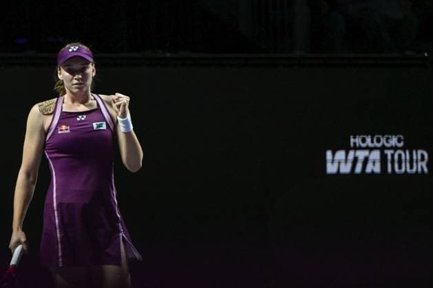 WTA, Tennis Damen Finals 2025 - Day Seven RIYADH, SAUDI ARABIA NOVEMBER 7: Elena Rybakina of Kazakhstan plays against Jessica Pegula of the United States during their semifinal match on Day 7 of the 2025 WTA Finals, part of the Hologic WTA Tour, at King Saud University Indoor Arena in Riyadh, Saudi Arabia, on November 7, 2025. Riyadh Saudi Arabia  Copyright: xSTRx originalFilename:str-wtafinal251107_npIym.jpg