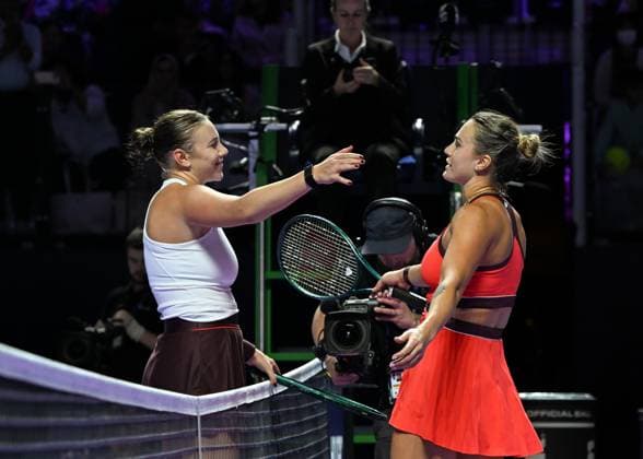 WTA, Tennis Damen Finals 2025 - Day Seven RIYADH, SAUDI ARABIA NOVEMBER 7: Aryna Sabalenka (R) wins against Amanda Anisimova (L) of the United States during their semifinal match on Day 7 of the 2025 WTA Finals, part of the Hologic WTA Tour, at King Saud University Indoor Arena in Riyadh, Saudi Arabia, on November 7, 2025. Riyadh Saudi Arabia  Copyright: xSTRx originalFilename:str-wtafinal251107_npoyV.jpg