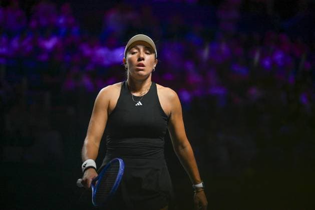 WTA, Tennis Damen Finals 2025 - Day Seven RIYADH, SAUDI ARABIA NOVEMBER 7: Jessica Pegula of the United States plays against Elena Rybakina of Kazakhstan during their semifinal match on Day 7 of the 2025 WTA Finals, part of the Hologic WTA Tour, at King Saud University Indoor Arena in Riyadh, Saudi Arabia, on November 7, 2025. Riyadh Saudi Arabia  Copyright: xSTRx originalFilename:str-wtafinal251107_npP6a.jpg