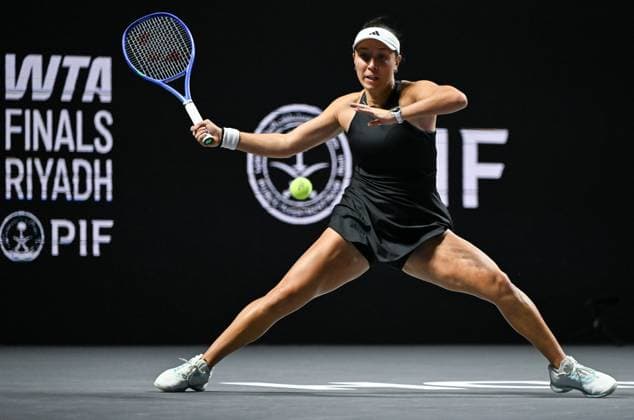 WTA, Tennis Damen Finals 2025 - Day Seven RIYADH, SAUDI ARABIA NOVEMBER 7: Jessica Pegula of the United States plays against Elena Rybakina of Kazakhstan during their semifinal match on Day 7 of the 2025 WTA Finals, part of the Hologic WTA Tour, at King Saud University Indoor Arena in Riyadh, Saudi Arabia, on November 7, 2025. Riyadh Saudi Arabia  Copyright: xSTRx originalFilename:str-wtafinal251107_npS5A.jpg