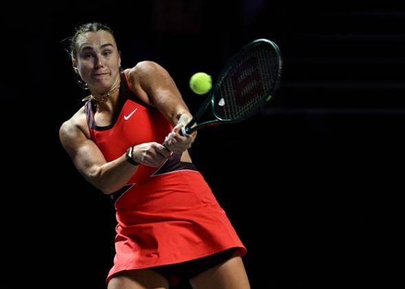 WTA, Tennis Damen Finals 2025 - Day Seven RIYADH, SAUDI ARABIA NOVEMBER 7: Aryna Sabalenka plays against Amanda Anisimova of the United States during their semifinal match on Day 7 of the 2025 WTA Finals, part of the Hologic WTA Tour, at King Saud University Indoor Arena in Riyadh, Saudi Arabia, on November 7, 2025. Riyadh Saudi Arabia  Copyright: xSTRx originalFilename:str-wtafinal251107_nptd3.jpg