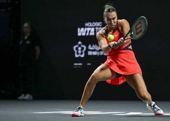 WTA, Tennis Damen Finals 2025 - Day Seven RIYADH, SAUDI ARABIA NOVEMBER 7: Aryna Sabalenka plays against Amanda Anisimova of the United States during their semifinal match on Day 7 of the 2025 WTA Finals, part of the Hologic WTA Tour, at King Saud University Indoor Arena in Riyadh, Saudi Arabia, on November 7, 2025. Riyadh Saudi Arabia  Copyright: xSTRx originalFilename:str-wtafinal251107_npTrb.jpg