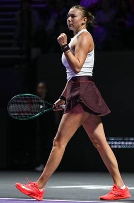 WTA, Tennis Damen Finals 2025 - Day Seven RIYADH, SAUDI ARABIA NOVEMBER 7: Amanda Anisimova of the United States plays against Aryna Sabalenka during their semifinal match on Day 7 of the 2025 WTA Finals, part of the Hologic WTA Tour, at King Saud University Indoor Arena in Riyadh, Saudi Arabia, on November 7, 2025. Riyadh Saudi Arabia  Copyright: xSTRx originalFilename:str-wtafinal251107_np5LB.jpg