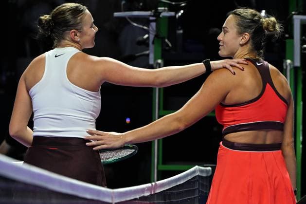 WTA, Tennis Damen Finals 2025 - Day Seven RIYADH, SAUDI ARABIA NOVEMBER 7: Aryna Sabalenka (R) wins against Amanda Anisimova (L) of the United States during their semifinal match on Day 7 of the 2025 WTA Finals, part of the Hologic WTA Tour, at King Saud University Indoor Arena in Riyadh, Saudi Arabia, on November 7, 2025. Riyadh Saudi Arabia  Copyright: xSTRx originalFilename:str-wtafinal251107_np7O5.jpg