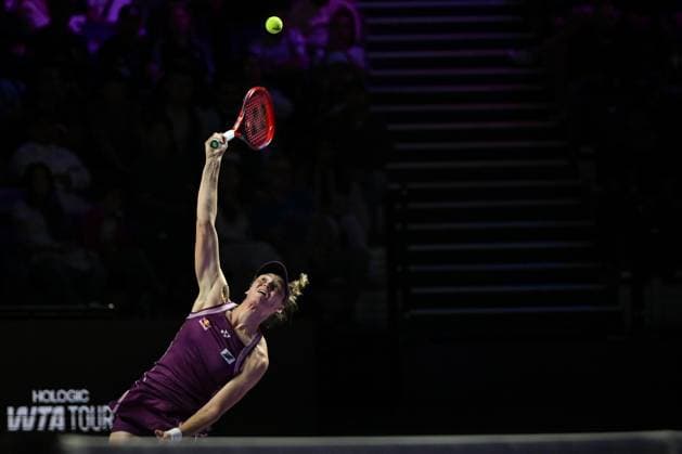 WTA, Tennis Damen Finals 2025 - Day Seven RIYADH, SAUDI ARABIA NOVEMBER 7: Elena Rybakina of Kazakhstan plays against Jessica Pegula of the United States during their semifinal match on Day 7 of the 2025 WTA Finals, part of the Hologic WTA Tour, at King Saud University Indoor Arena in Riyadh, Saudi Arabia, on November 7, 2025. Riyadh Saudi Arabia  Copyright: xSTRx originalFilename:str-wtafinal251107_npAUP.jpg