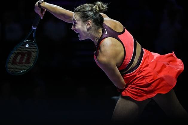 WTA, Tennis Damen Finals 2025 - Day Seven RIYADH, SAUDI ARABIA NOVEMBER 7: Aryna Sabalenka plays against Amanda Anisimova of the United States during their semifinal match on Day 7 of the 2025 WTA Finals, part of the Hologic WTA Tour, at King Saud University Indoor Arena in Riyadh, Saudi Arabia, on November 7, 2025. Riyadh Saudi Arabia  Copyright: xSTRx originalFilename:str-wtafinal251107_npMbO.jpg