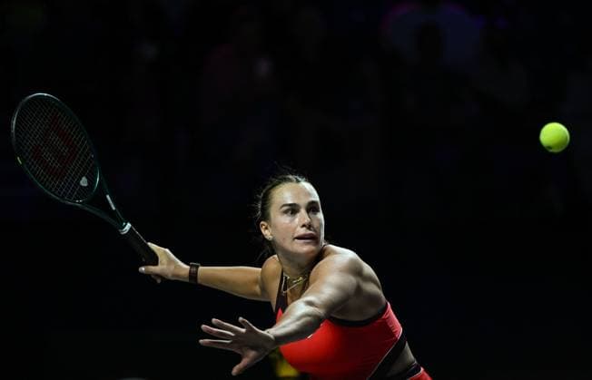 WTA, Tennis Damen Finals 2025 - Day Seven RIYADH, SAUDI ARABIA NOVEMBER 7: Aryna Sabalenka plays against Amanda Anisimova of the United States during their semifinal match on Day 7 of the 2025 WTA Finals, part of the Hologic WTA Tour, at King Saud University Indoor Arena in Riyadh, Saudi Arabia, on November 7, 2025. Riyadh Saudi Arabia  Copyright: xSTRx originalFilename:str-wtafinal251107_npseT.jpg