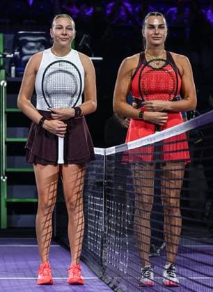WTA, Tennis Damen Finals 2025 - Day Seven RIYADH, SAUDI ARABIA NOVEMBER 7: Aryna Sabalenka (R) and Amanda Anisimova (L) of the United States pose for a photo before their semifinal match on Day 7 of the 2025 WTA Finals, part of the Hologic WTA Tour, at King Saud University Indoor Arena in Riyadh, Saudi Arabia, on November 7, 2025. Riyadh Saudi Arabia  Copyright: xSTRx originalFilename:str-wtafinal251107_npx1D.jpg