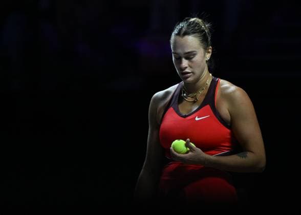 WTA, Tennis Damen Finals 2025 - Day Seven RIYADH, SAUDI ARABIA NOVEMBER 7: Aryna Sabalenka plays against Amanda Anisimova of the United States during their semifinal match on Day 7 of the 2025 WTA Finals, part of the Hologic WTA Tour, at King Saud University Indoor Arena in Riyadh, Saudi Arabia, on November 7, 2025. Riyadh Saudi Arabia  Copyright: xSTRx originalFilename:str-wtafinal251107_npZUu.jpg