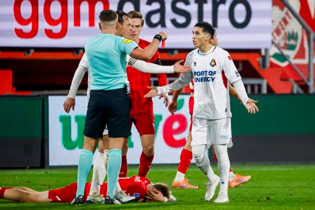 referee Martijn Vos shows a red card to Mohamed Hamdaoui of Telstar FC Twente v SC Telstar, Eredivisie, FC Twente 65 v Telstar 1963, De Grolsch Veste Stadium, November 7, 2025, Enschede, Netherlands.