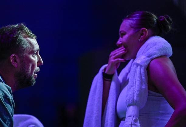 WTA, Tennis Damen Finals 2025 - Day Seven RIYADH, SAUDI ARABIA NOVEMBER 7: Amanda Anisimova of the United States speaks with her coach Hendrik Vleeshouwers as she plays against Aryna Sabalenka during their semifinal match on Day 7 of the 2025 WTA Finals, part of the Hologic WTA Tour, at King Saud University Indoor Arena in Riyadh, Saudi Arabia, on November 7, 2025. Riyadh Saudi Arabia  Copyright: xSTRx originalFilename:str-wtafinal251107_nppRU.jpg